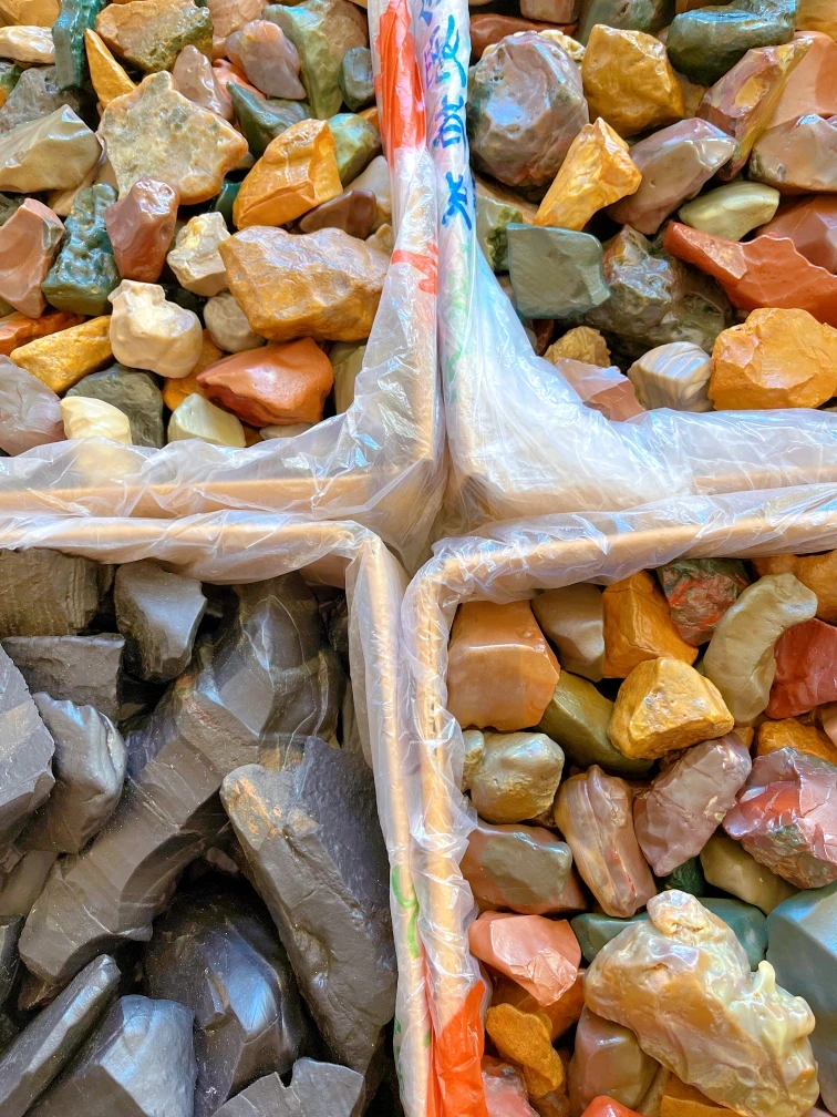 阿拉善戈壁石，本地彩石成箱批发