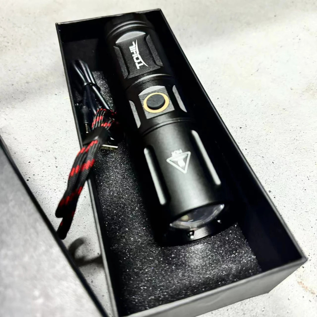 准新品    强光手电筒家用大功率