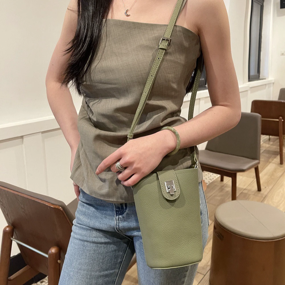 Jinho/金猴2024夏季新款头层牛皮荔枝纹单肩斜挎手机包迷你水桶包