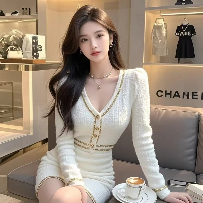 小香风秋冬气质V领外穿连衣裙2024新款千金感收腰显瘦打底包臀裙