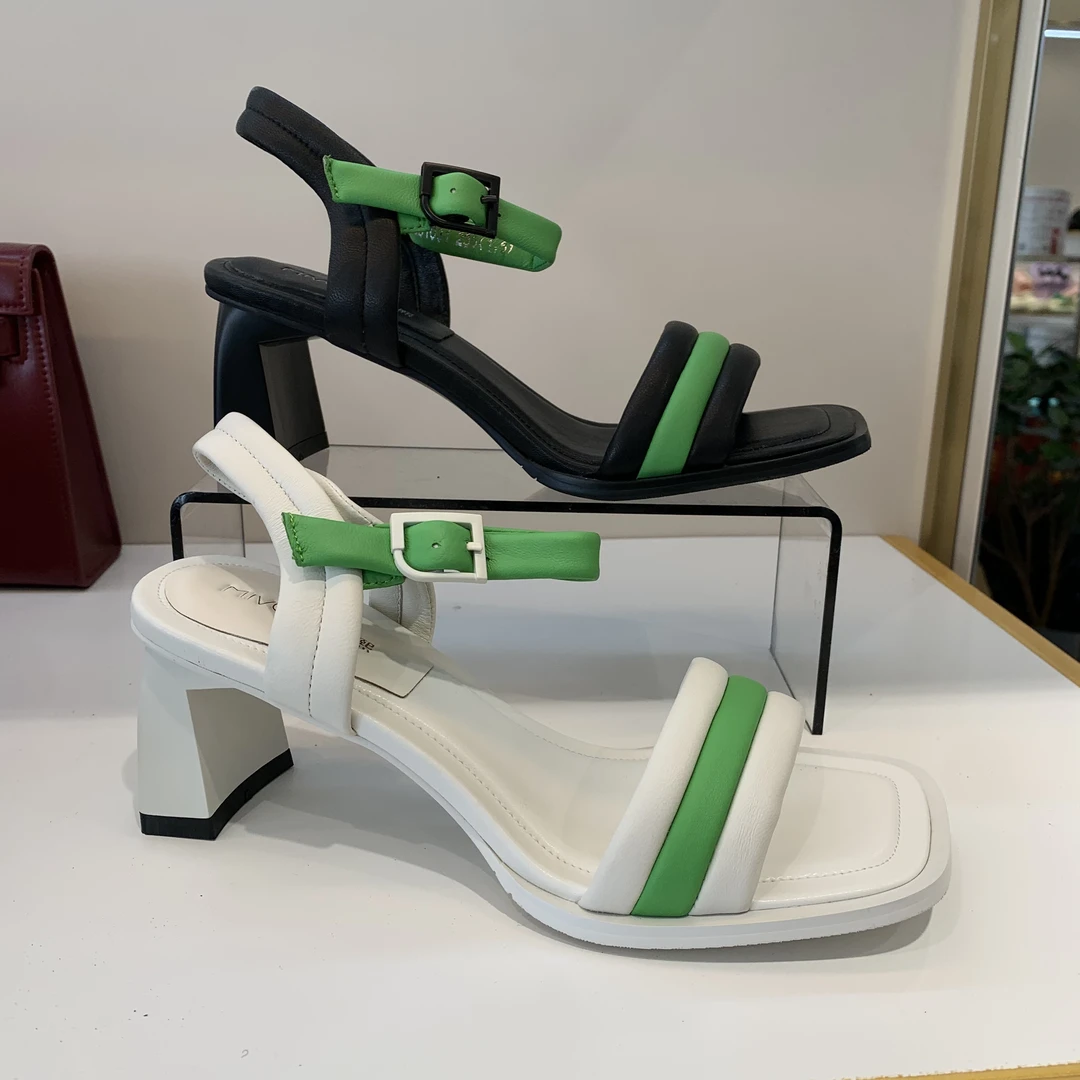 1031时尚夏季粗跟露趾女士气质百搭方头凉鞋