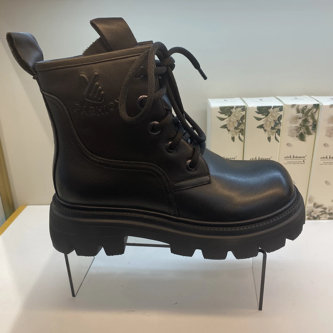 8271时尚休闲百搭黑色真皮厚底冬季短靴