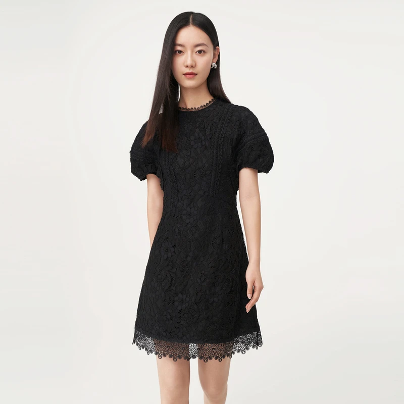 芭蒂娜黑色重工蕾丝连衣裙2023新款修身显瘦泡泡袖短裙女631U019