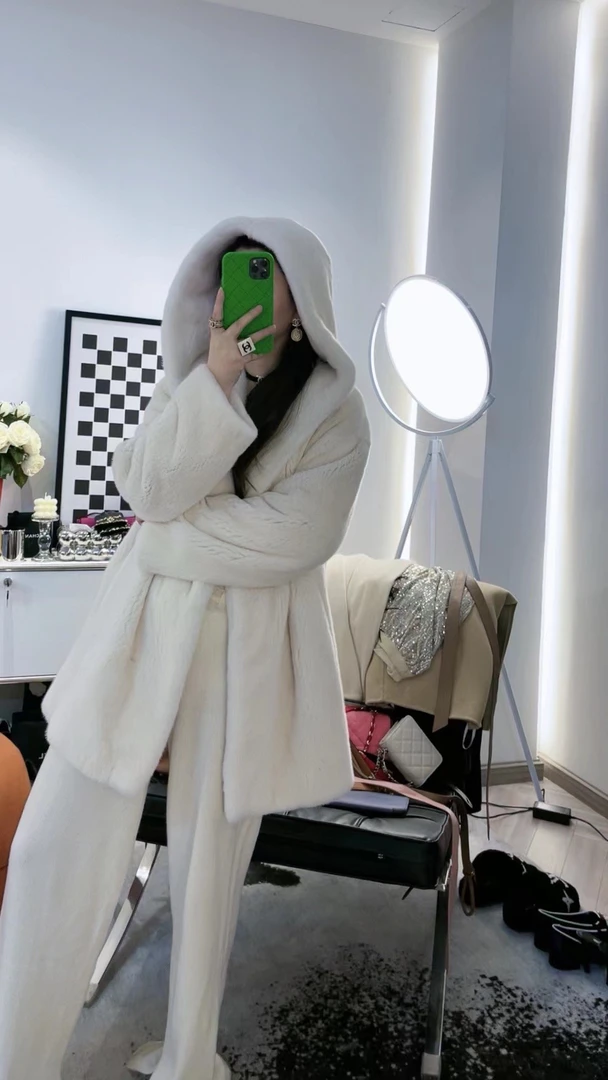 丹麦进口珍珠原色皇冠天鹅绒披肩帽大衣