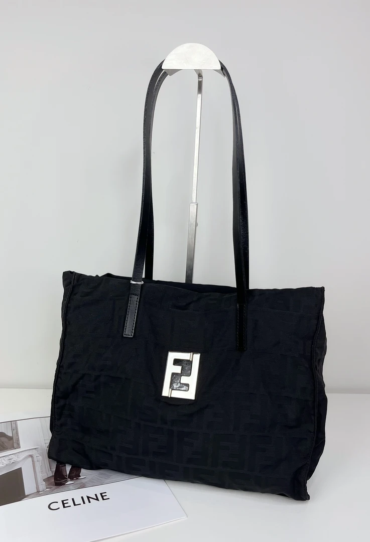 95新 FENDI/芬迪 黑色银标单肩包
