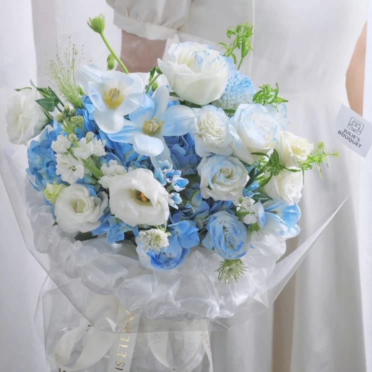 【山河远阔】碎冰蓝郁金香白玫瑰混搭花束