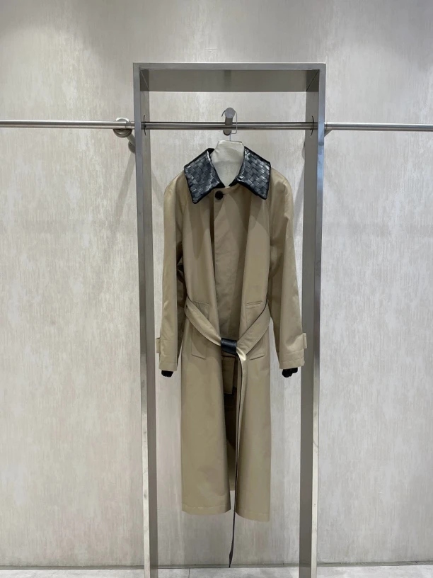 2024秋冬新款法式撞色编织领拼皮人工编织翻领单排扣系腰带风衣女