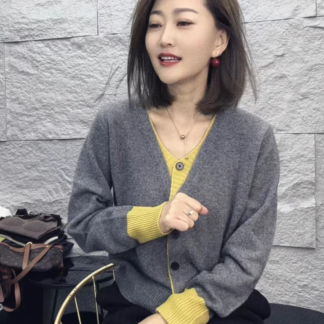 V领假两件拼色毛衣