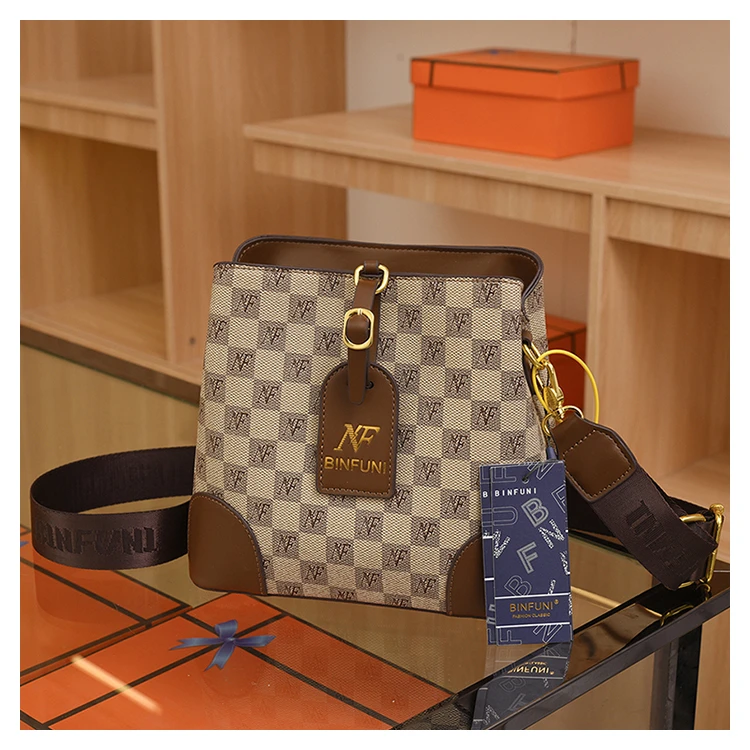 新款上新时尚洋气百搭单肩女士女款斜挎包包秋冬水桶包女士斜挎包