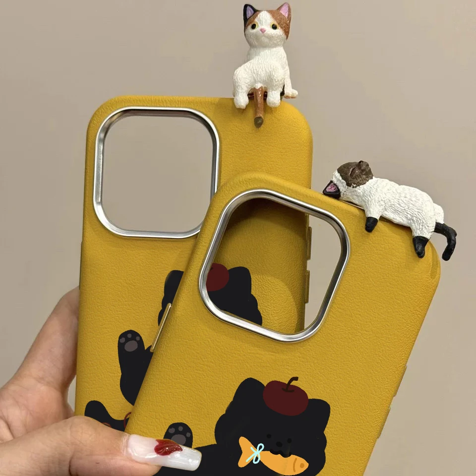 躺平坐姿小猫适用苹果16promax手机壳15/14皮纹金属框13/12/11套