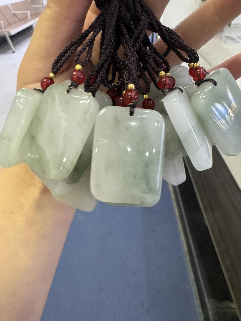 天山翠平安无事牌时尚百搭多样性发货拍一发一