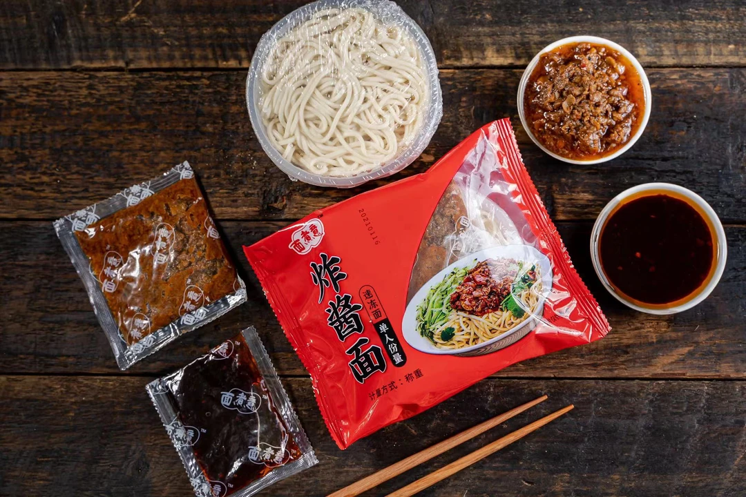 面煮意炸酱面酱香浓郁劲道好面方便速食肉多量足美味鲜香220g