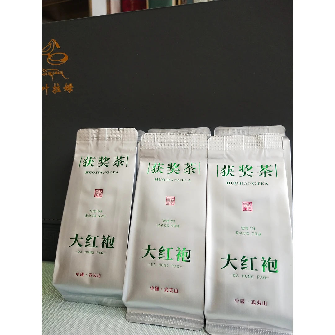 大红袍，武夷岩茶，花果想型，汤色金黄透亮，条索粗壮紧实。