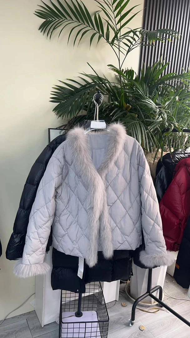 2025秋冬新款小众设计感小个子袖口狐狸毛V领羽绒服女短款外套潮