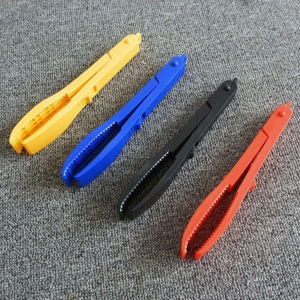 日式塑料夹子防滑鱼夹子控鱼器夹鱼器抓鱼器鱼夹弹簧夹子钓鱼mdm