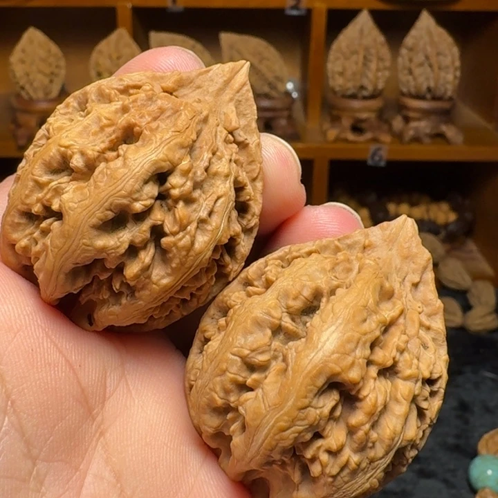 文玩核桃把件蚂蚁虎头