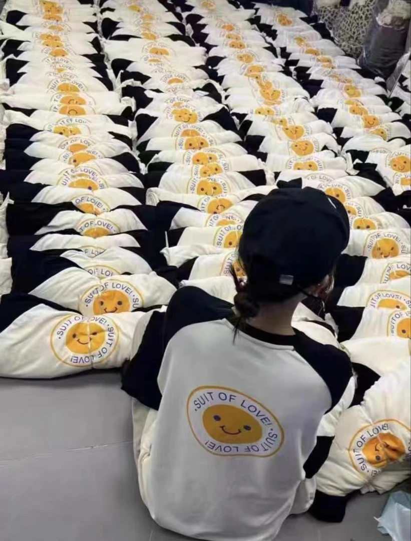 设计感撞色笑脸印花T恤女秋冬新款加绒加厚宽松休闲圆领打底衫-1