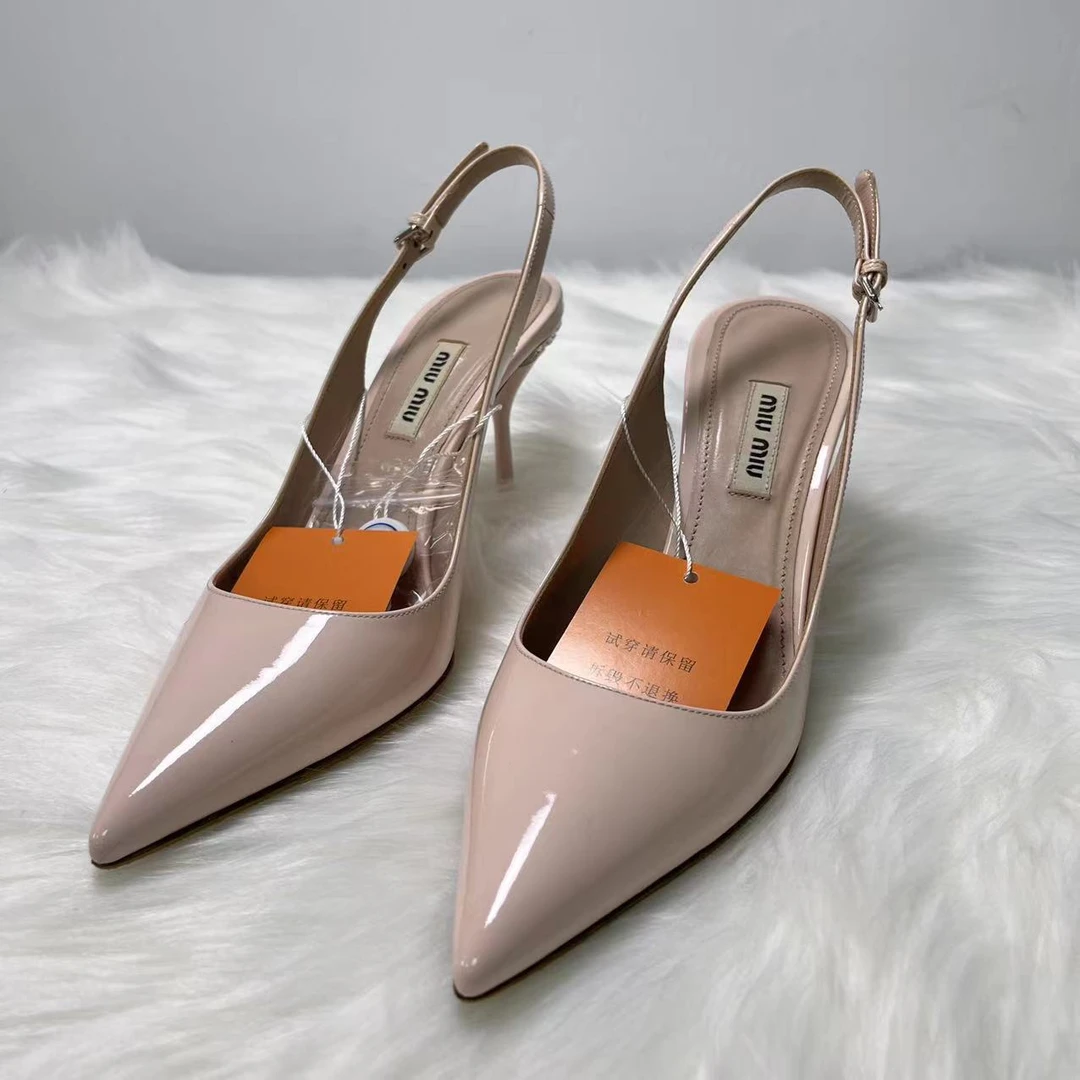 miumiu/谬谬【99新】粉色漆皮水钻时尚休闲高跟鞋 37码 编号：Y101