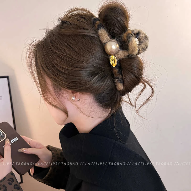秋冬毛绒豹纹抓夹女2024新款高级感珍珠鲨鱼夹发夹后脑勺夹子发饰