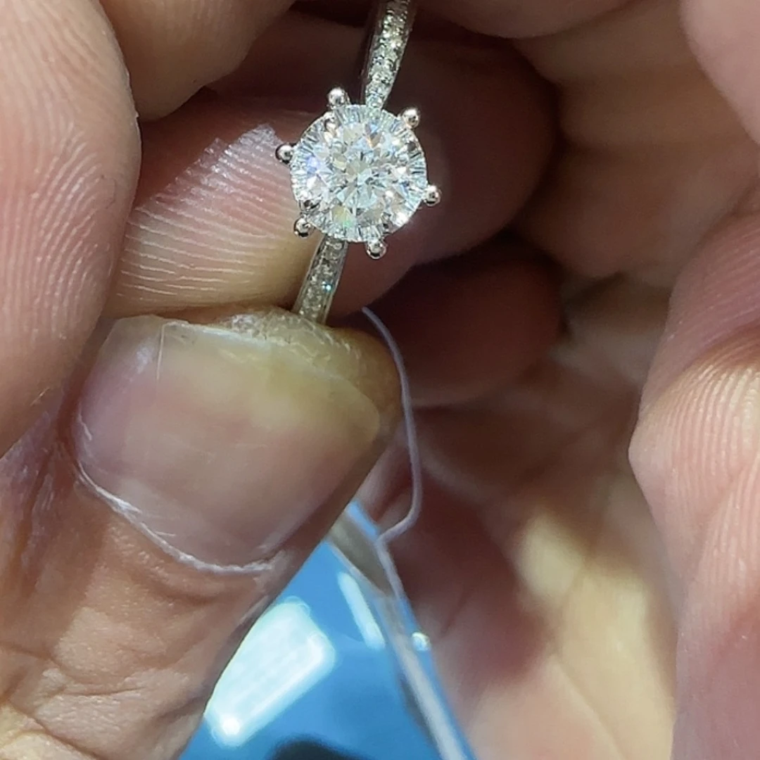 【闪购商品】钻石戒指/指环18K金镶嵌知*