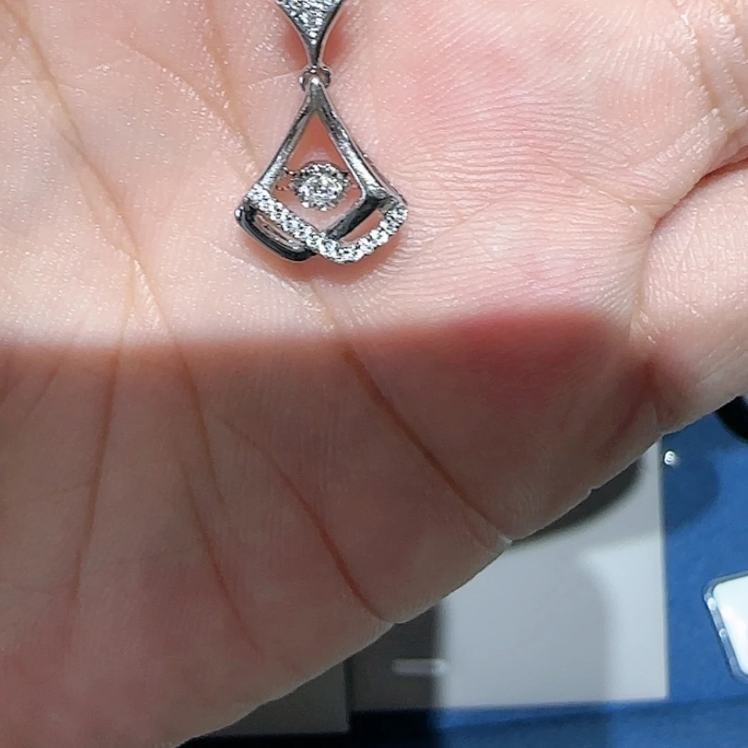 【闪购商品】钻石吊坠(不含链)18K金镶嵌山***笔