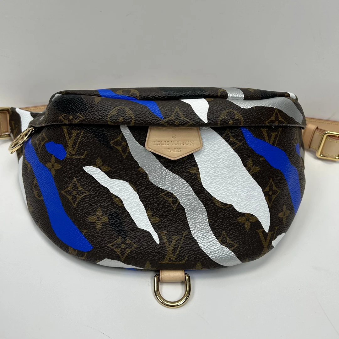 99新 LouisVuitton/路易威登 英雄联盟联盟款涂鸦胸包928号。