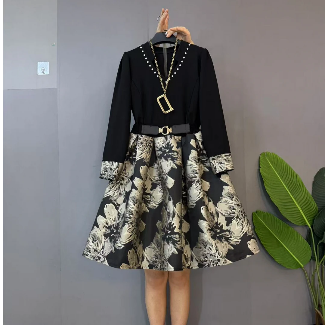 新款大码女装时尚气质V领重工拼接轻奢显瘦连衣裙