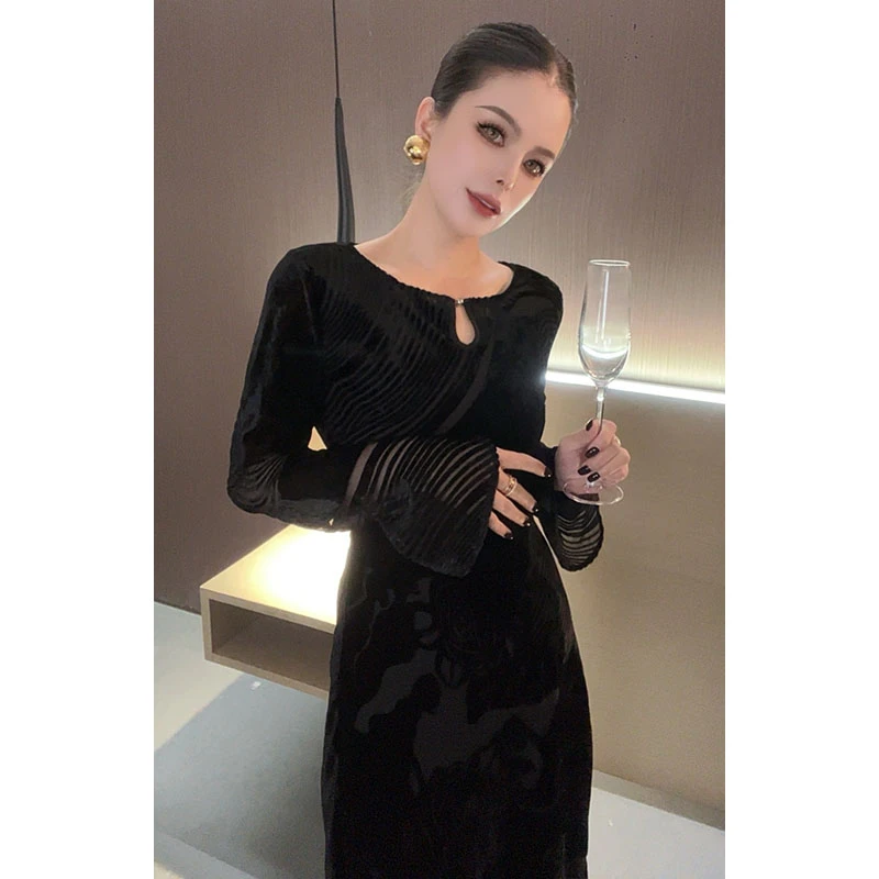 （特价）植绒镂空喇叭袖连衣裙Q27765