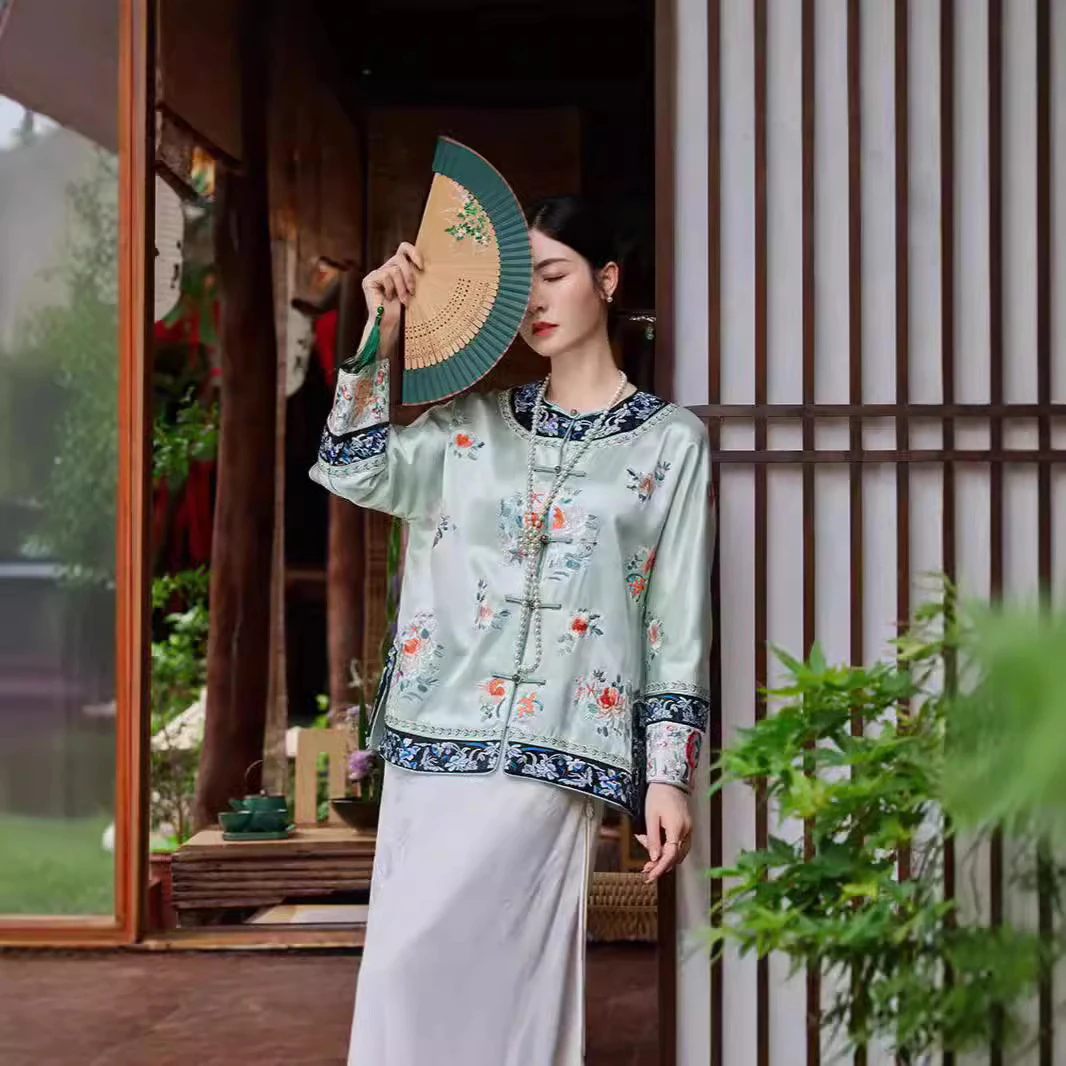2024年秋冬新款醋酸重工刺绣双开襟手工盘扣复古新中式国风太太服