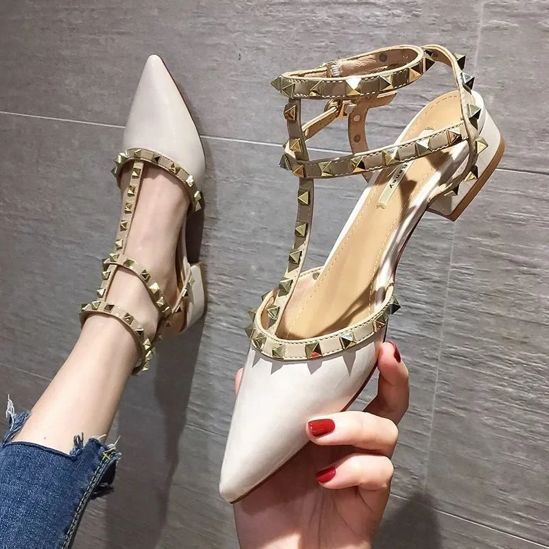 3cm偏小一码包头一字扣带粗跟尖头铆钉高跟鞋女鞋柳丁百搭凉鞋女