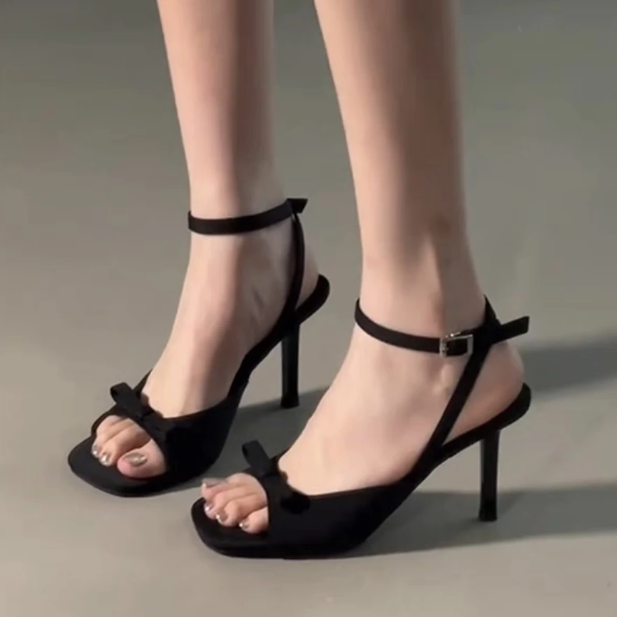 三个高度！脚腕绊带银色绸缎蝴蝶结高跟凉拖鞋细跟露趾气质女凉鞋