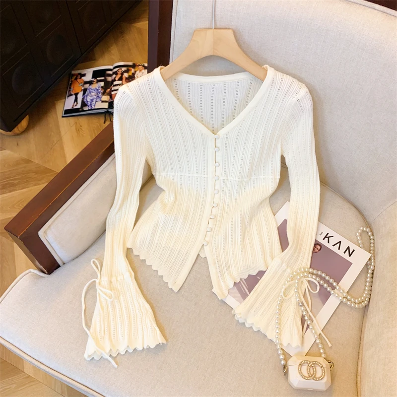 法式杏色百搭洋气气质V领喇叭袖针织衫女秋季修身显瘦开叉小上衣