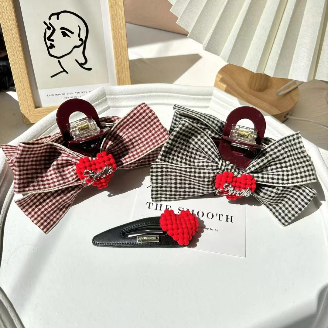 红色毛绒爱心毛毡拜拜夹发夹