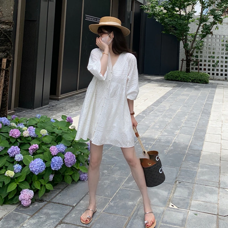 白色连衣裙女夏季法式泡泡袖V领镂空刺绣A字娃娃裙女小个子中长款