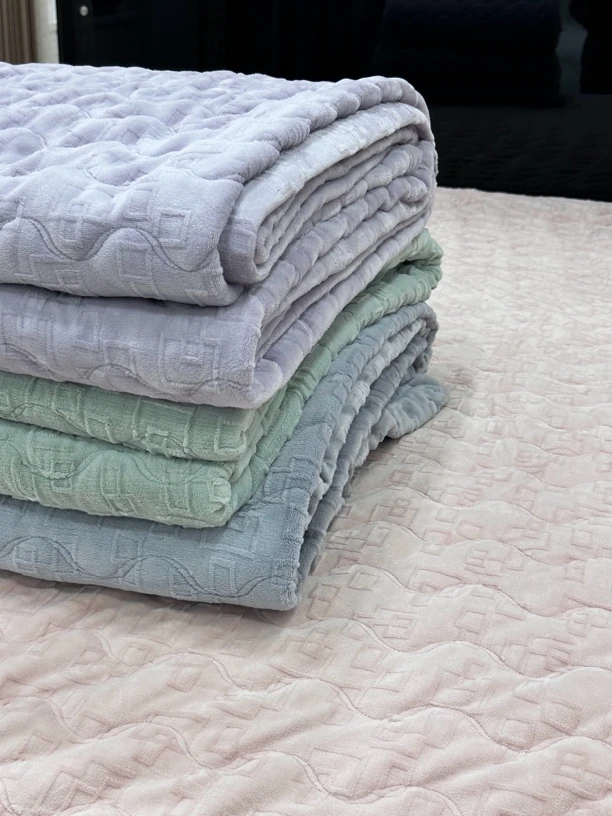 「凡一家纺」福利款情格单面绒铺盖两用夹棉毛毯盖毯毯子2.0.*2.3