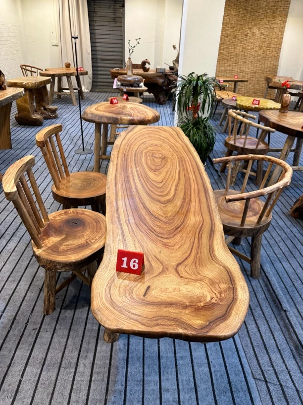 邦祺民宿根雕玩木头