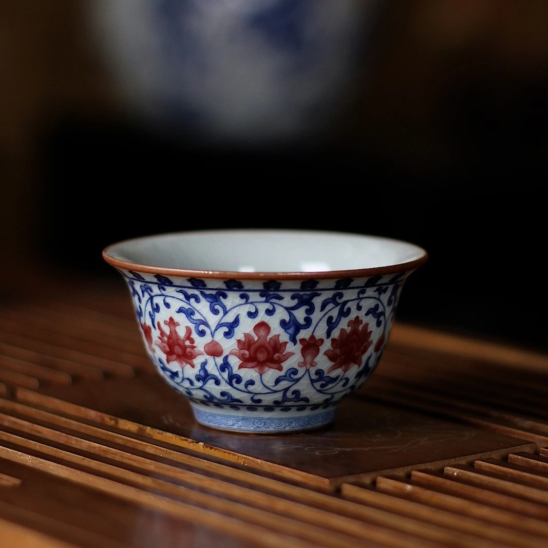 【经典】景德镇高端手工茶具釉下彩釉里红开片主人压手杯--缠枝连