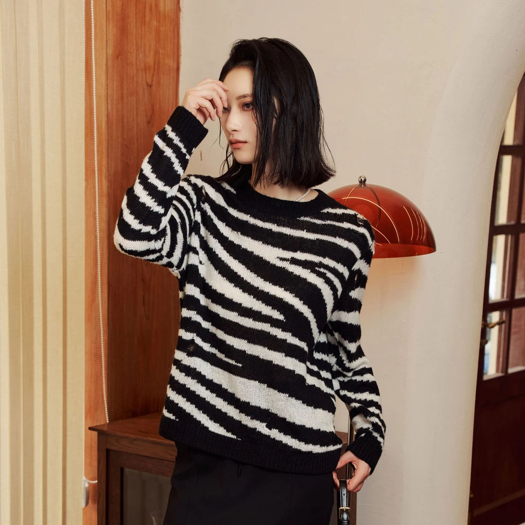 俪妍【LIVELY·YAN24秋季新款套头斑马毛衫73556时尚宽松马海毛条纹
