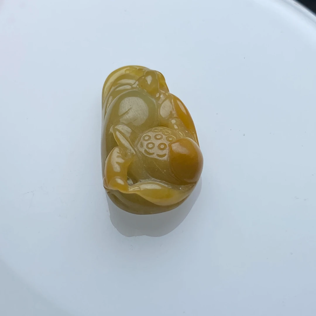 天然缅甸A货黄翡青蛙吊坠雕刻挂坠精美鸡油黄俏色