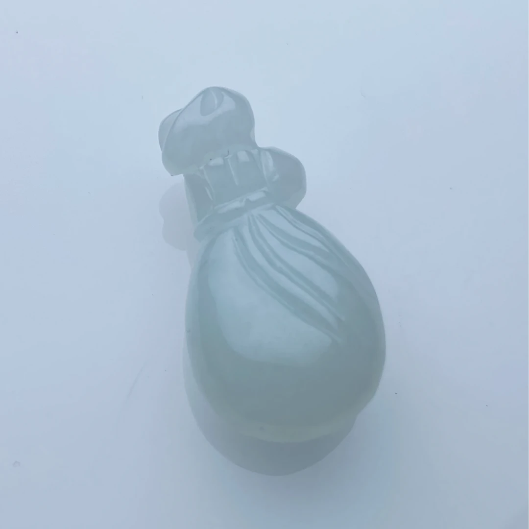 天然缅甸A货翡翠钱袋吊坠（多样性发其一）雕刻挂坠精雕俏色巧雕