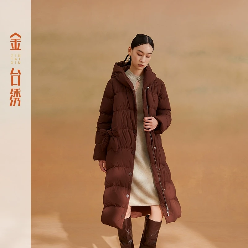 金台绣连帽羽绒服女简约气质通勤风蝴蝶结保暖鸭绒外套24冬J38702