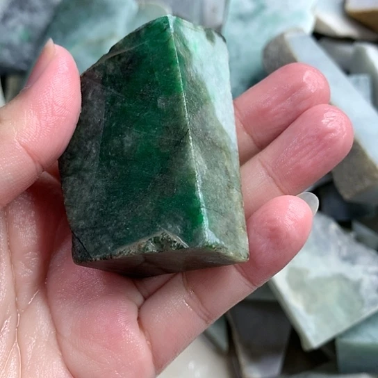 翡翠挂件未镶嵌翡翠原石