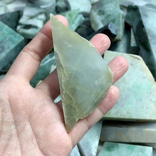 翡翠挂件未镶嵌辉**容翡翠原石