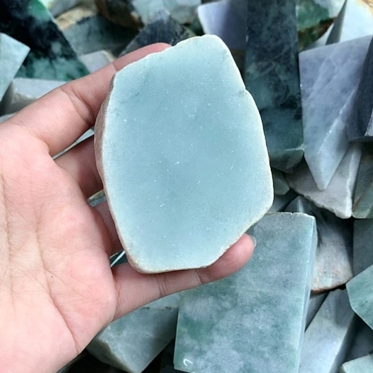 翡翠挂件未镶嵌抖***?翡翠原石