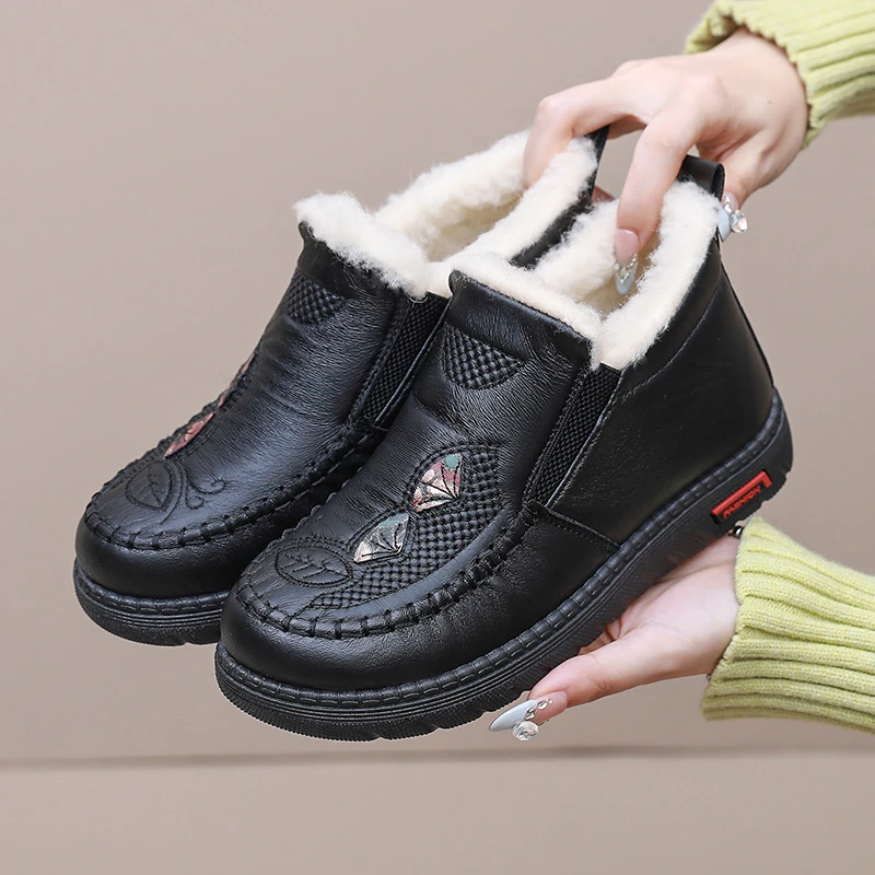 冬季新款时尚皮面雪地靴防水舒适妈妈鞋保暖耐磨棉鞋加绒加厚靴子