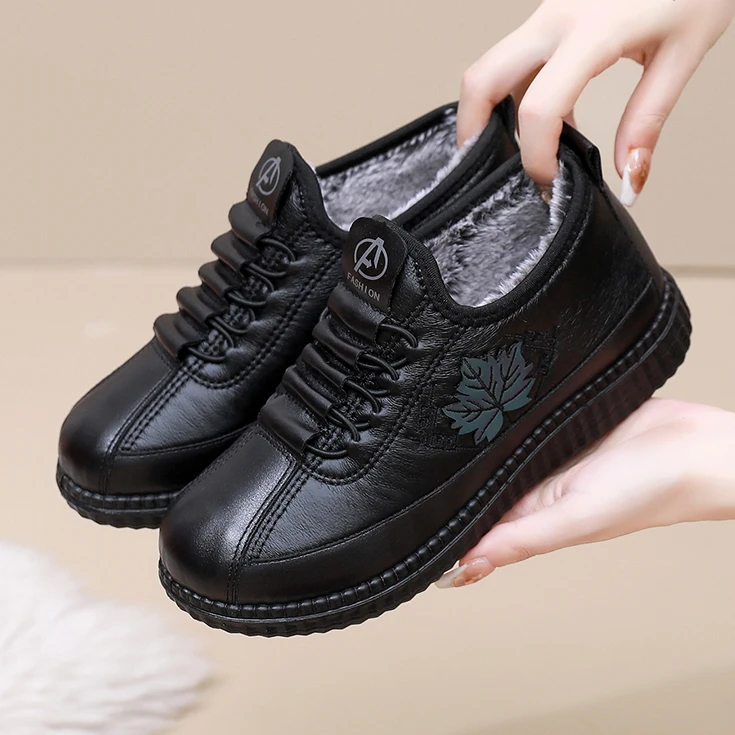 新款老北京棉靴女冬加绒加厚中老年妈妈鞋皮面防水二棉鞋平底防滑