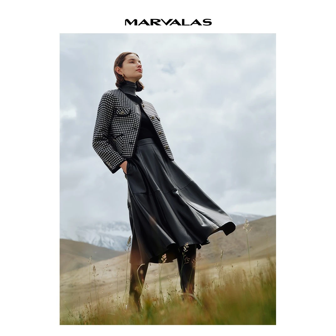 【曼德诗】高腰皮质半身裙2023秋冬赫本风百褶皮裙MC209309073