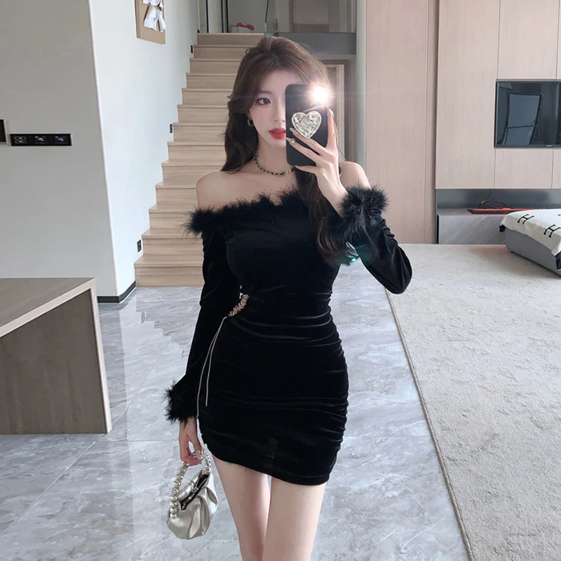 绝美一字肩丝绒连衣裙高级感毛毛拼接腰部镂空设计感性感收腰褶皱