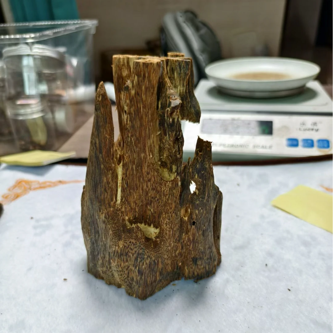 莺歌绿棋楠沉香摆件