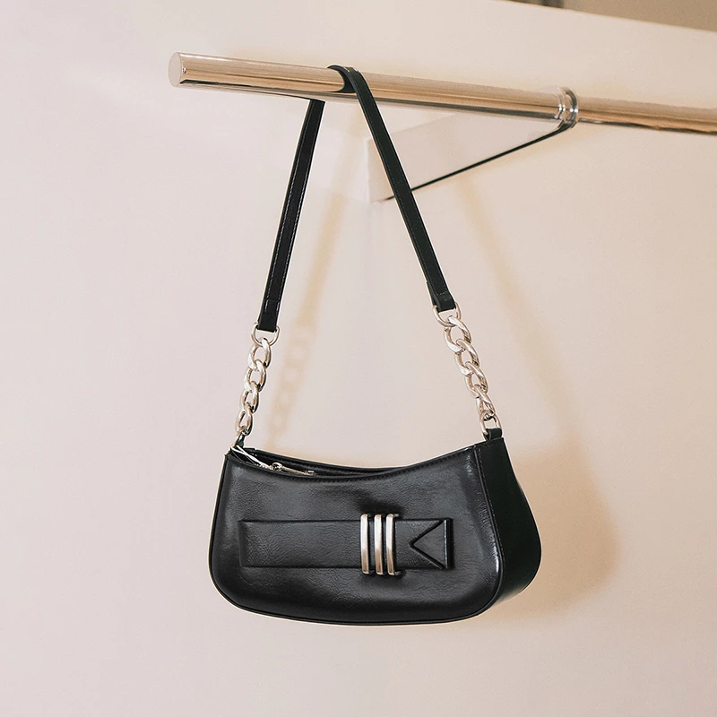 URBAN REVIVO2024春季新款女士皮质腋下单肩斜挎包UAWB40107